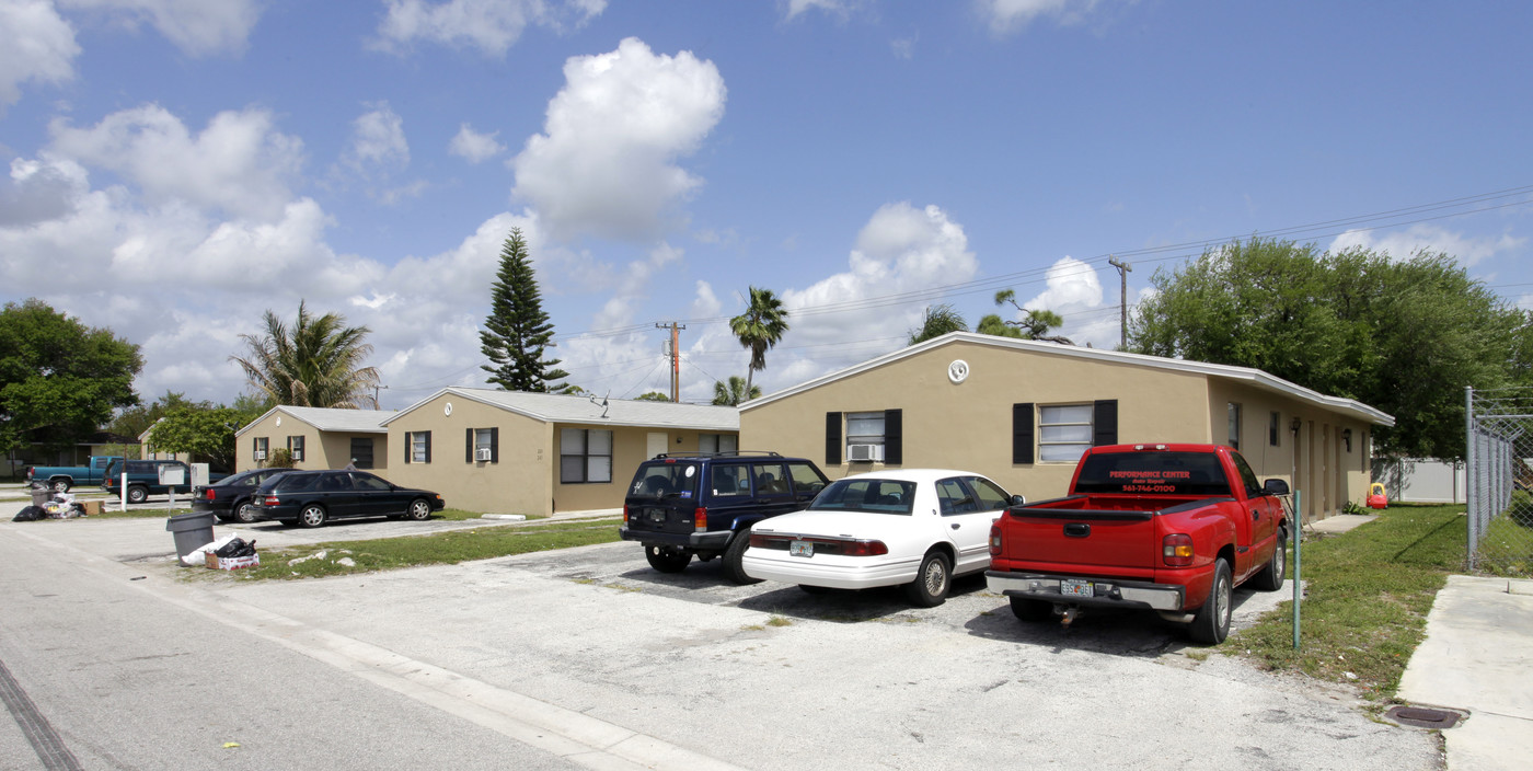 237-251 Jupiter St in Jupiter, FL - Building Photo