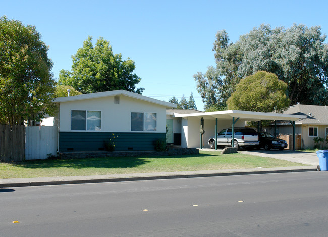 73 Arlen Dr in Rohnert Park, CA - Foto de edificio - Building Photo