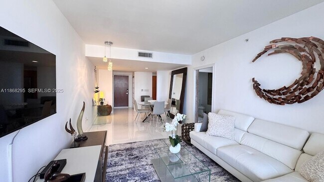 6365 Collins Ave, Unit 3010 in Miami Beach, FL - Building Photo - Building Photo