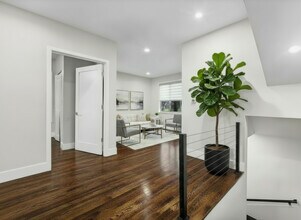 2850 W Henderson St in Chicago, IL - Building Photo - Building Photo