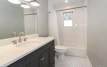 335 Gillette St in Dix Hills, NY - Building Photo - Building Photo