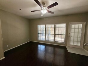 4800 W Lovers Ln in Dallas, TX - Foto de edificio - Building Photo