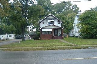 2410 Tremainsville Rd in Toledo, OH - Foto de edificio - Building Photo