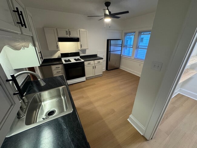 1611 S 56th St, Unit 1611 in West Milwaukee, WI - Foto de edificio - Building Photo