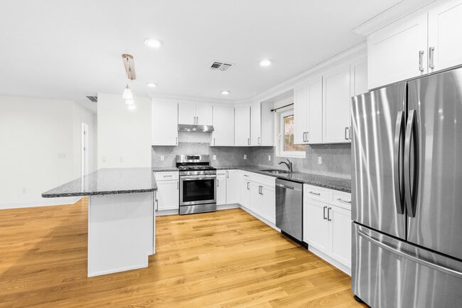 71 Saint Marys Pl, Unit A in Nutley, NJ - Building Photo - Building Photo