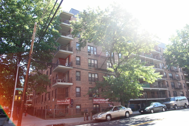 144 20 41st Avenue in Flushing, NY - Foto de edificio - Building Photo