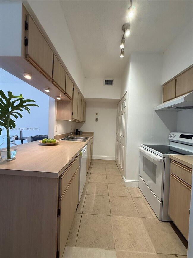 18322 NW 68th Ave in Hialeah, FL - Building Photo - Building Photo