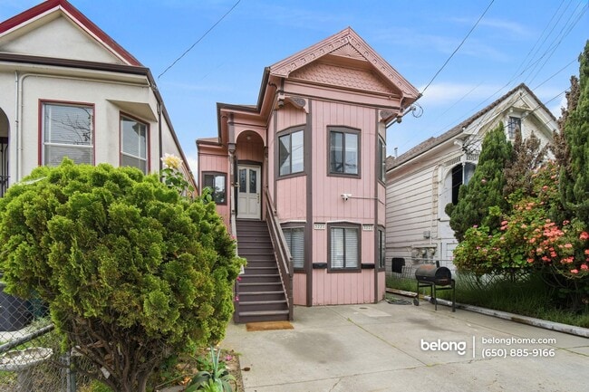 3221 Helen St in Oakland, CA - Foto de edificio - Building Photo