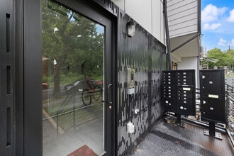 2209 M St NE, Unit 1 in Washington, DC - Foto de edificio - Building Photo