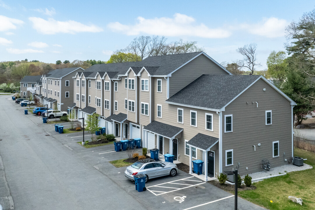 Pineview Condominiums in Chelmsford, MA - Building Photo