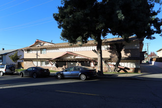 El Rancho Apartments in La Habra, CA - Foto de edificio - Building Photo