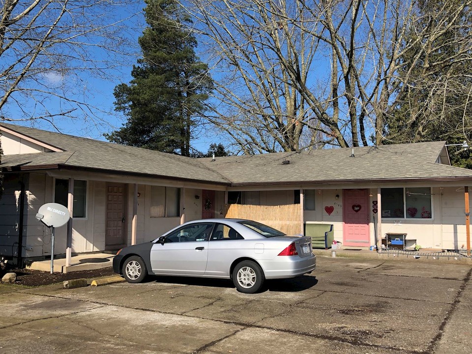 4544 State St in Salem, OR - Building Photo