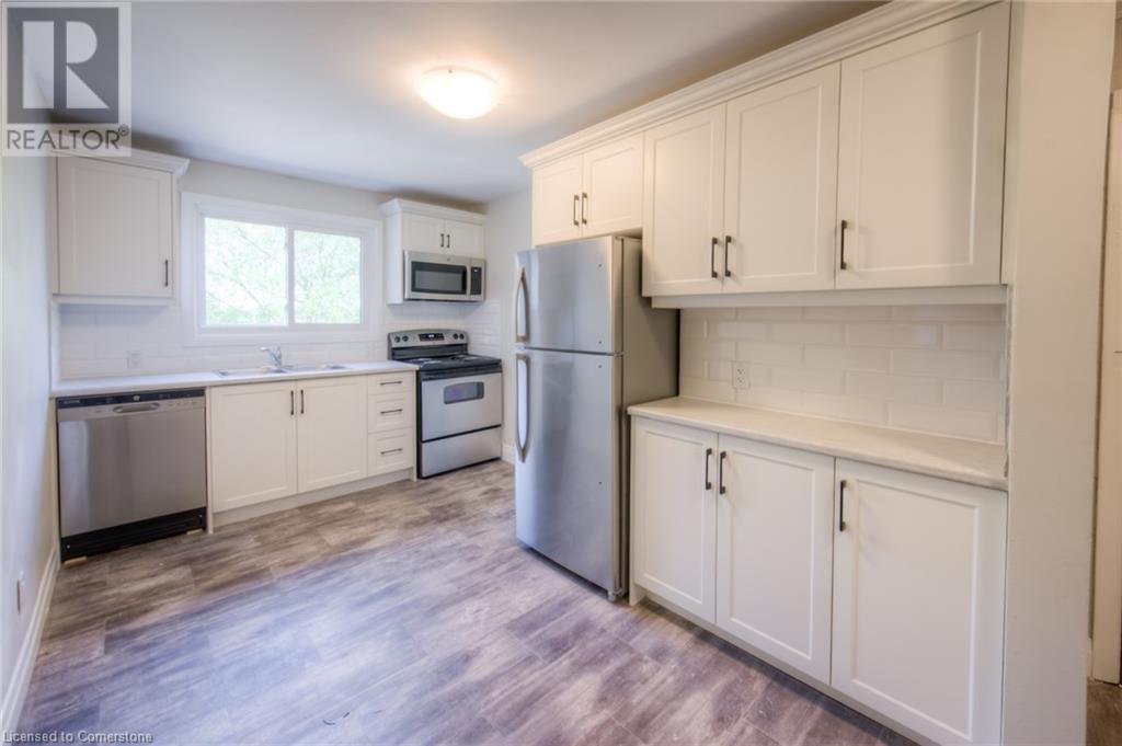 158 Erb St E in Waterloo, ON - Building Photo