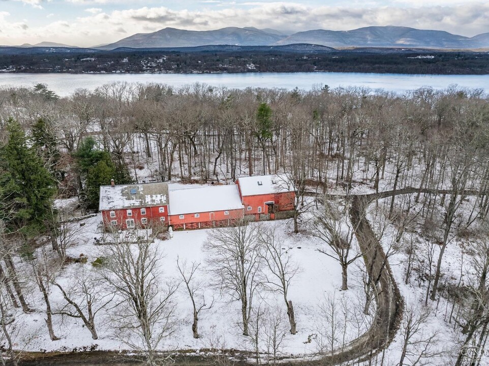 726 Woods Rd in Germantown, NY - Foto de edificio