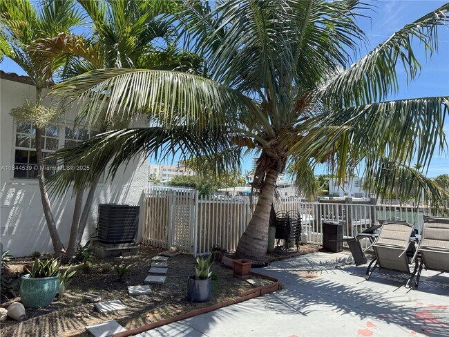 8401 Crespi Blvd in Miami, FL - Building Photo - Building Photo
