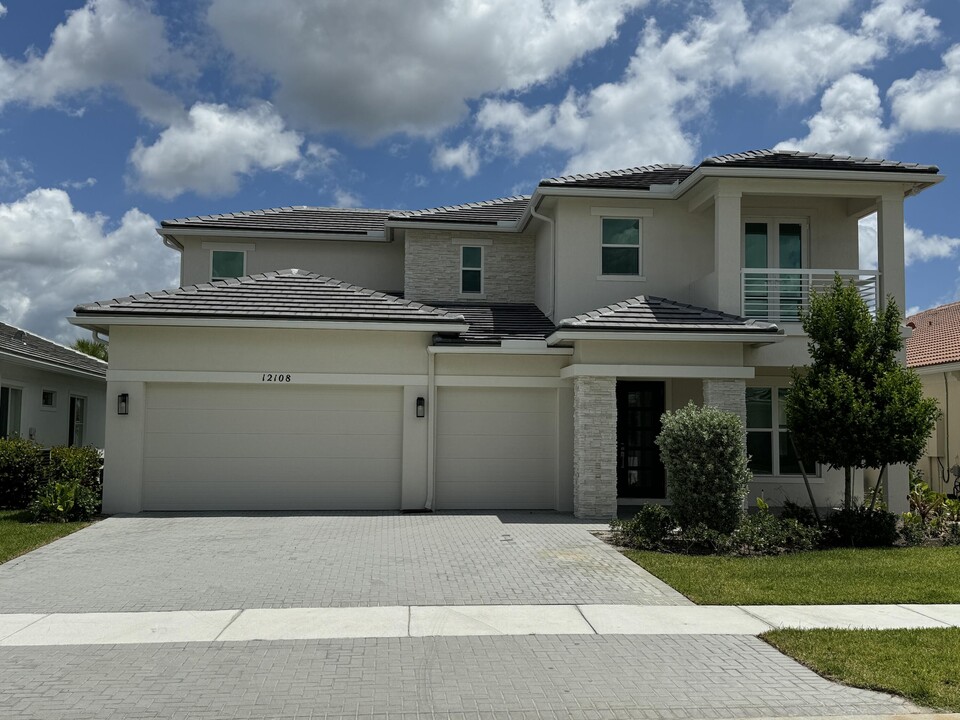 12108 Waterstone Cir in Palm Beach Gardens, FL - Building Photo