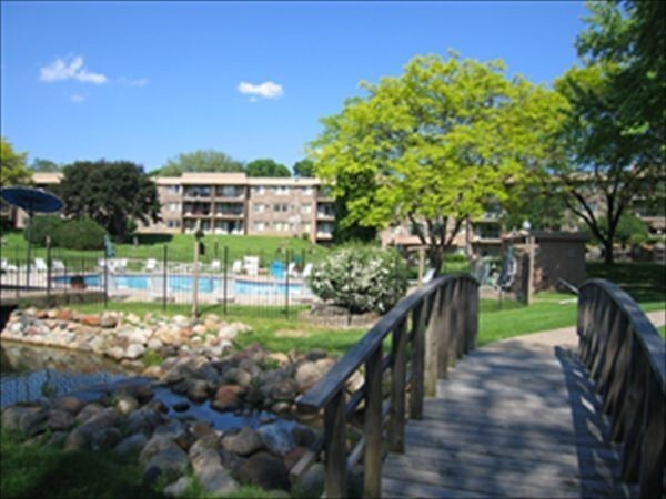 Edina Highland Villa in Edina, MN - Foto de edificio - Building Photo