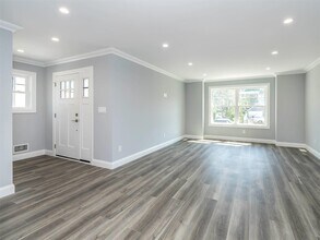 7 Edgewood Rd in Port Washington, NY - Building Photo - Building Photo