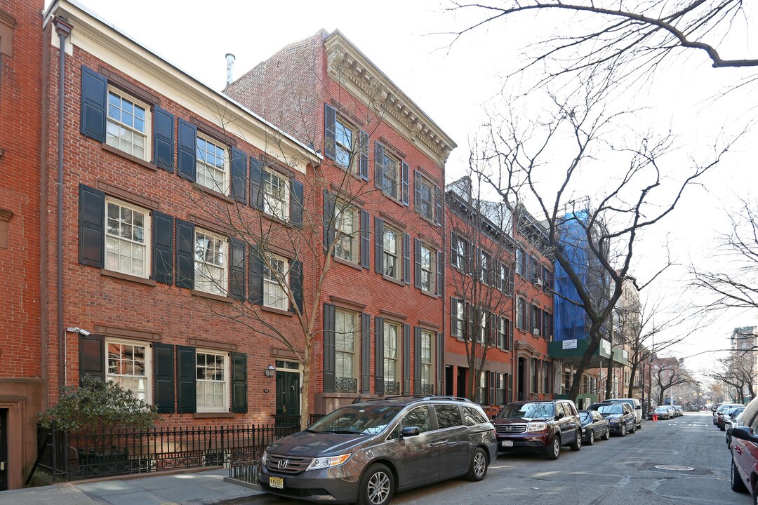 64 Bank St in New York, NY - Building Photo