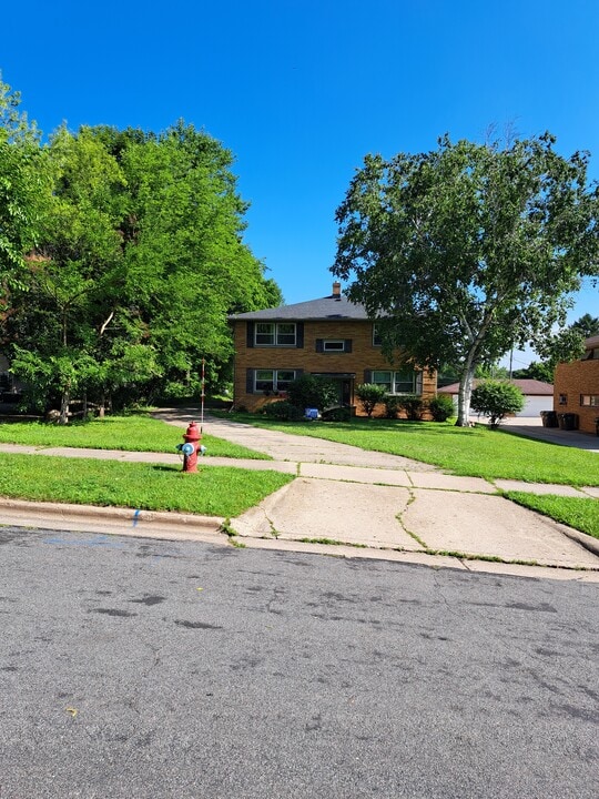 4926 Ascot Ln, Unit 1st floor Unit #2 in Madison, WI - Foto de edificio