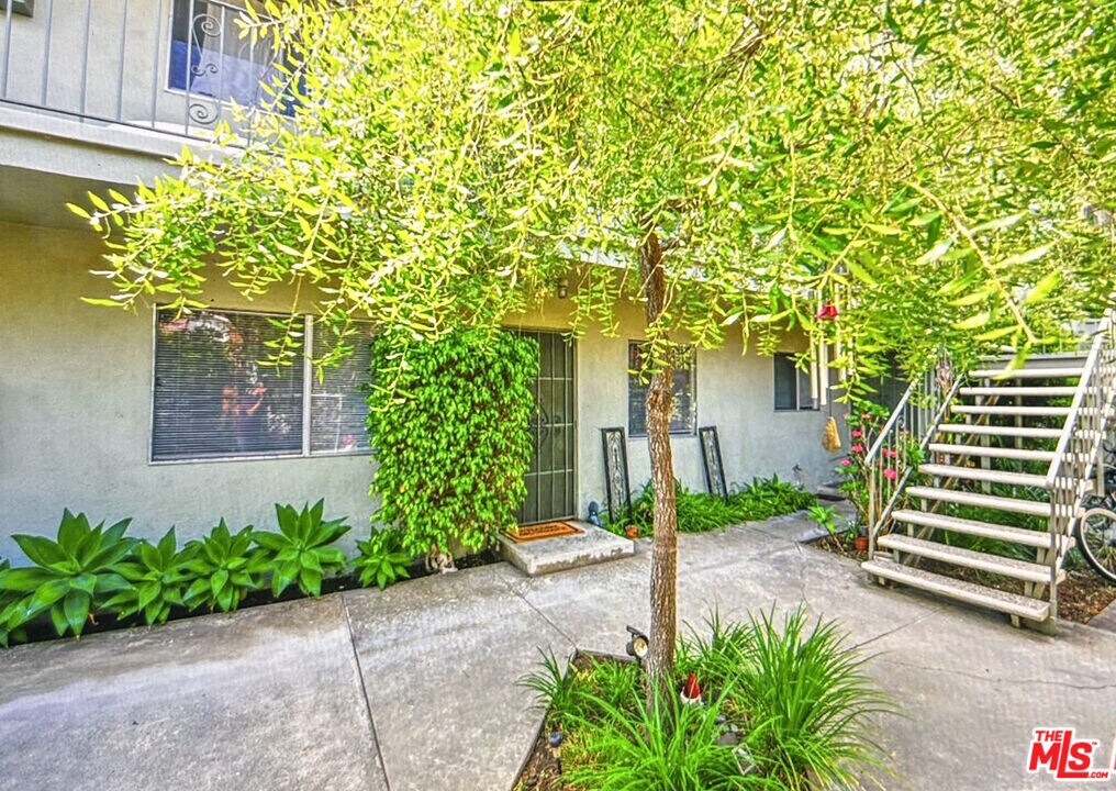 1868 10th St in Santa Monica, CA - Building Photo