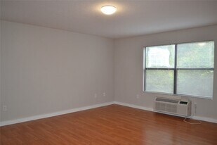 701 W Sycamore St, Unit 207 in Denton, TX - Building Photo