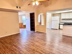 1617 Squire Ct in Grand Prairie, TX - Foto de edificio - Building Photo