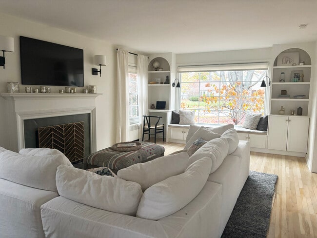 6120 N Kent Ave in Whitefish Bay, WI - Building Photo - Building Photo