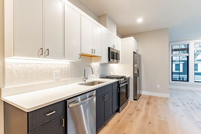 160 Everett St, Unit 302 in Boston, MA - Building Photo - Building Photo