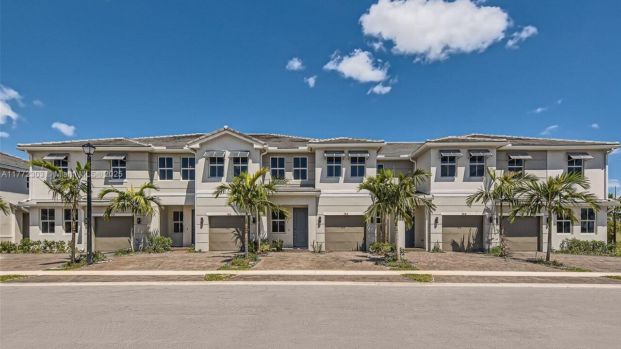253 SW 170th Ave in Pembroke Pines, FL - Building Photo