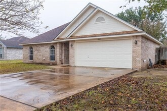1022 Alamo St in Lockhart, TX - Building Photo - Building Photo