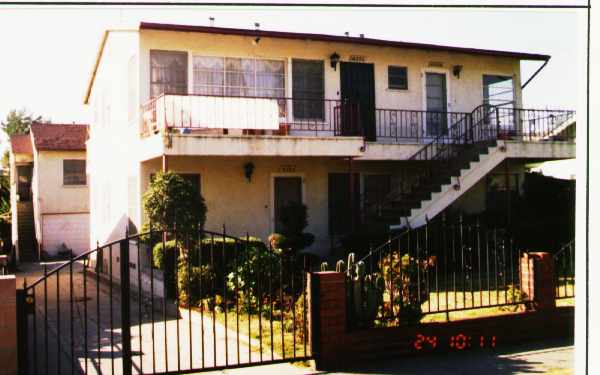 4348-4354 Kingswell Ave in Los Angeles, CA - Building Photo - Building Photo