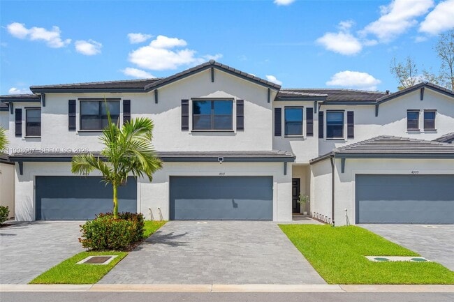 property at 4917 Oakmont Dr