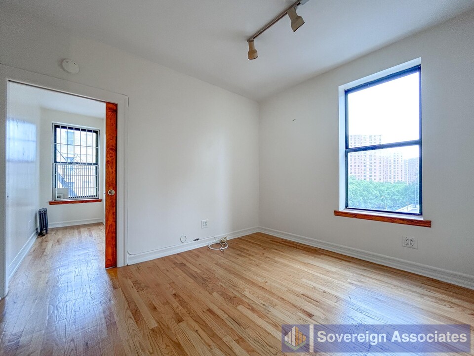 122 La Salle St, Unit 9 in New York, NY - Building Photo