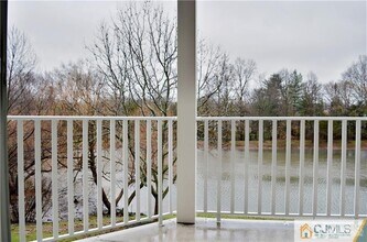 300 Wimbeldon Ct in North Brunswick, NJ - Foto de edificio - Building Photo