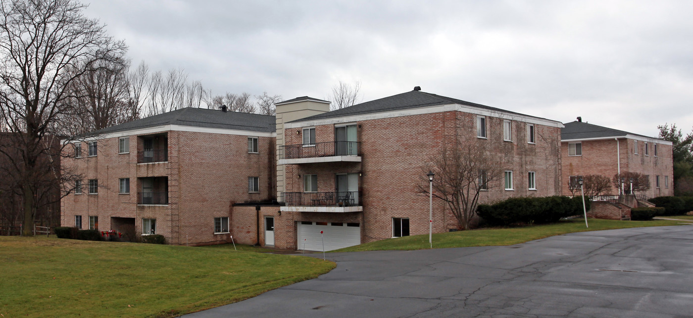 Georgian Court in Utica, NY - Foto de edificio