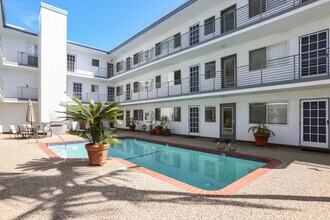 229 Bicknell Ave, Unit 209 in Santa Monica, CA - Building Photo - Building Photo
