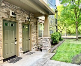 8005 NE Rockne Way in Beaverton, OR - Foto de edificio - Building Photo