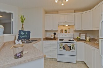 Somerset Pointe in Calgary, AB - Building Photo - Building Photo