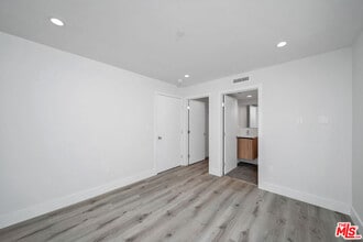 11522 Emelita St in Los Angeles, CA - Building Photo - Building Photo