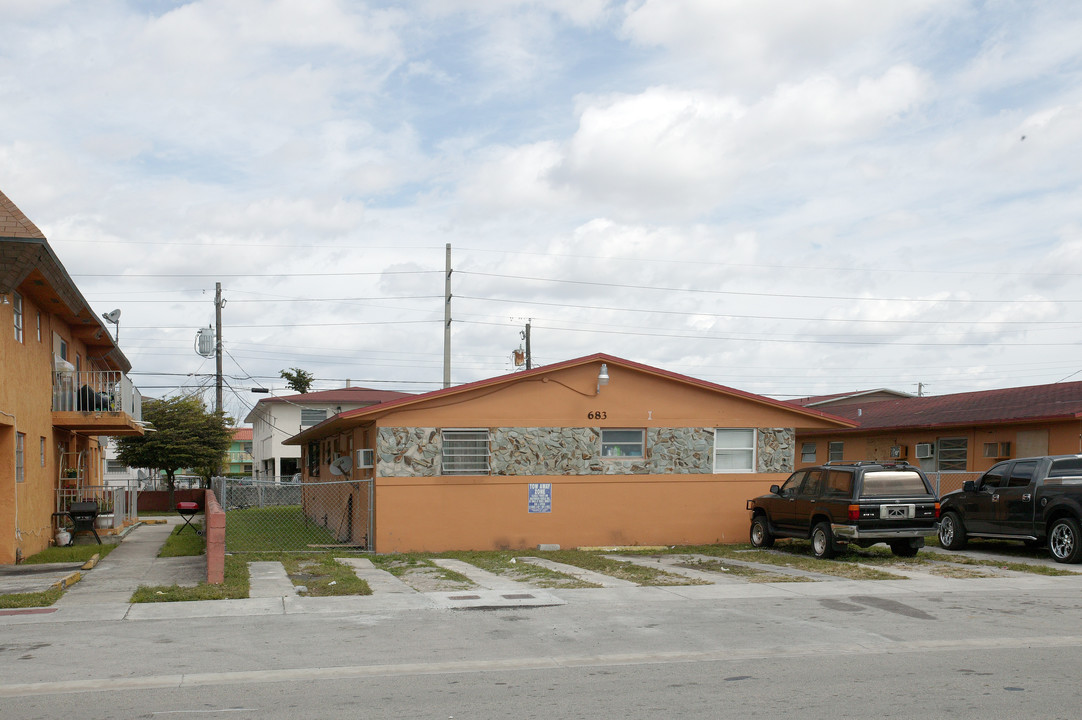 683 W 28th St in Hialeah, FL - Building Photo