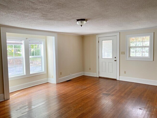 807 Mt Jefferson Rd in West Jefferson, NC - Building Photo - Building Photo