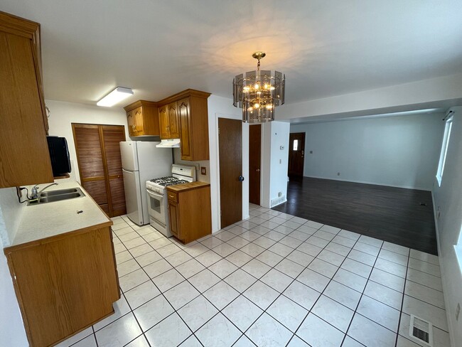 664 E Cobblestone Ln in Midvale, UT - Foto de edificio - Building Photo