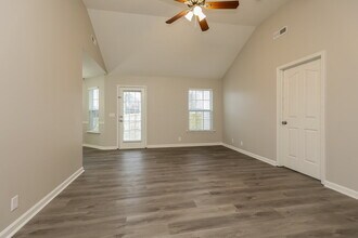405 Evelyn Dr in La Vergne, TN - Building Photo - Building Photo