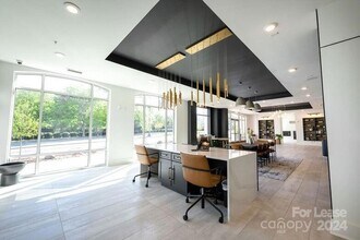 425 W Trade St, Unit 1FR in Charlotte, NC - Building Photo - Building Photo