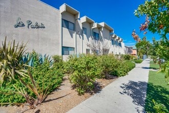 Hyde Park Living – Steps to Transit, Parks in Los Angeles, CA - Foto de edificio - Building Photo