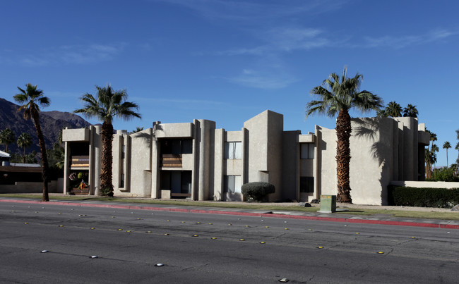 Tennis Court Apartments in Palm Springs, CA - Foto de edificio - Building Photo