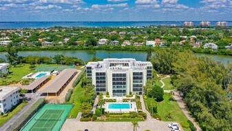 3240 Gulf of Mexico Dr in Longboat Key, FL - Building Photo