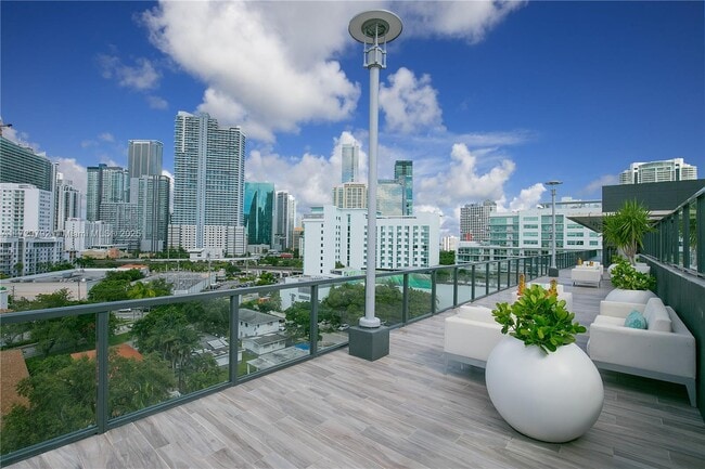 201 SW 17th Rd, Unit 701 in Miami, FL - Foto de edificio - Building Photo