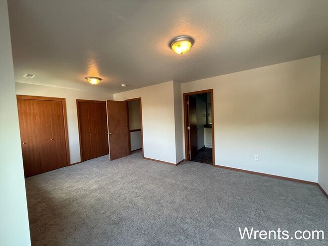 property at 10419-10421 E Maxwell Ave